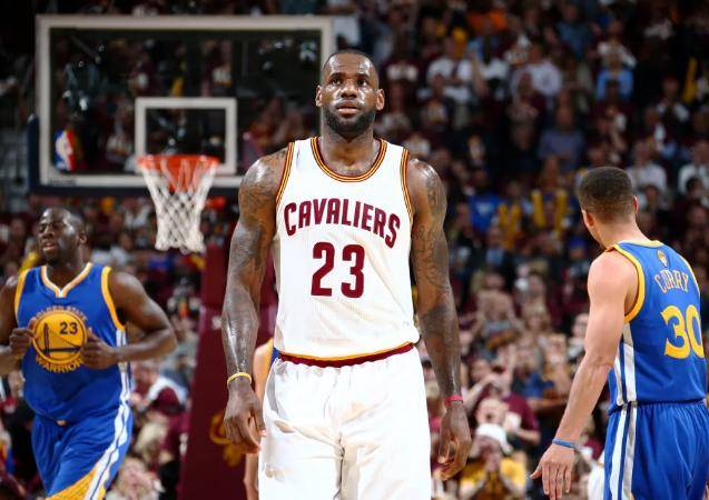  詹姆斯再创纪录，生涯总分破四万  