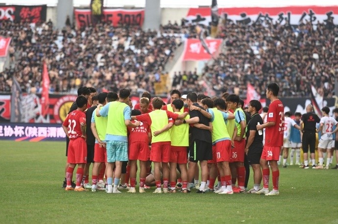  朗斯主场球迷冲突事件，俱乐部遭足协严厉处罚  